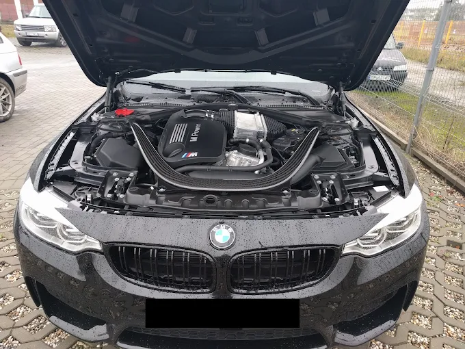 BMW z otwartą komorą silnika